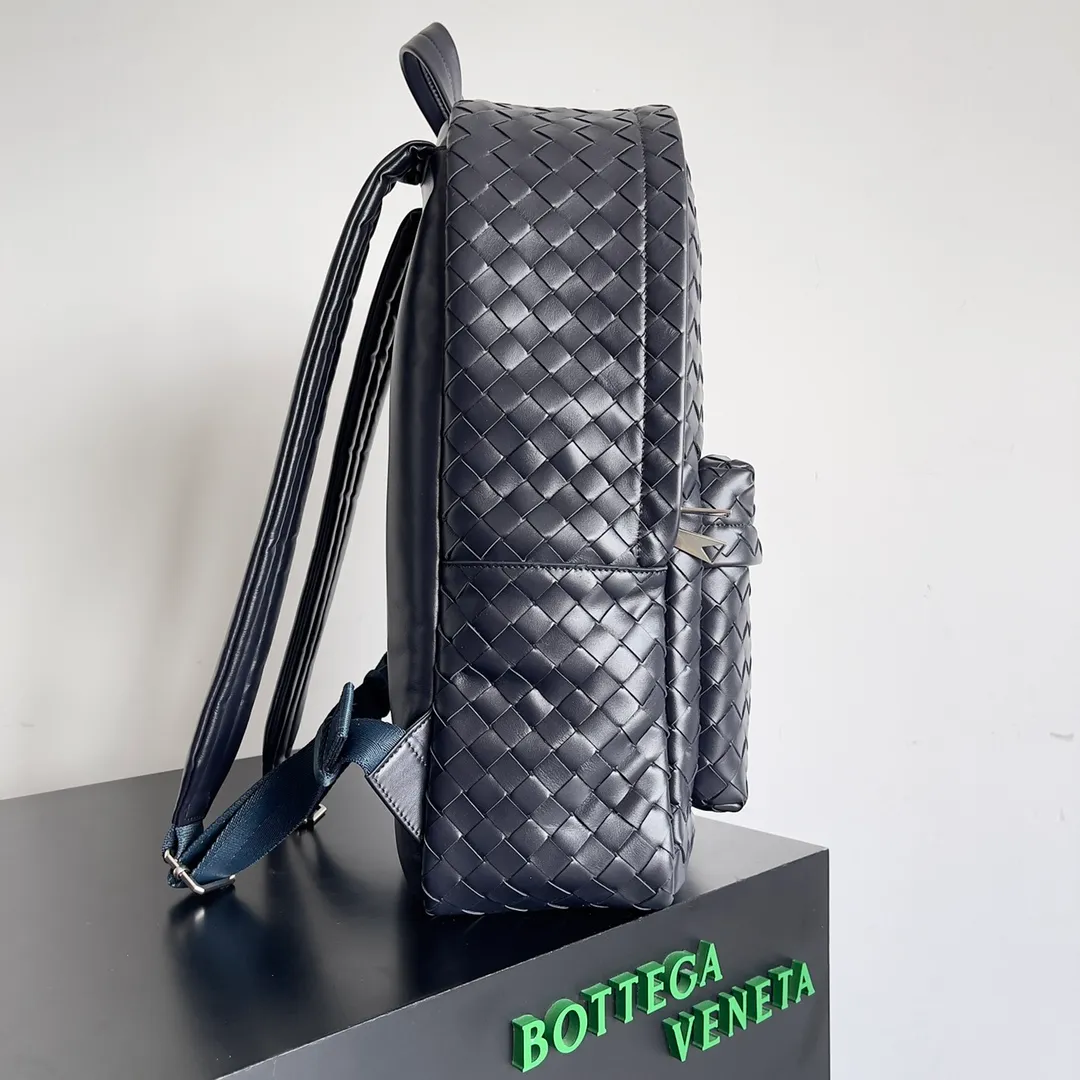 Batch 3100 large size ~ BV’s new woven backpack is so delicious ~ BV has finally released a backpack that I have been looking forward to for a hundred times ~ Full of details Luxurious leather + ultimate details + invincible capacity, really awesome ~ Unique weaving process plus soft and comfortable calfskin imported from Italy. The design of the wide shoulder straps makes the stress points on the shoulders more even. There is a laptop compartment inside with double zipper opening. Daily commuting is not a problem at all. Style number: 730732 Size: 46.5*14*30cm